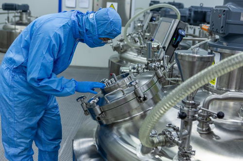 福瑞達生物股份黨支部書記 副總經理王偉 見證25年成長,共創 透明工廠 美好未來鳳凰網山東 鳳凰網